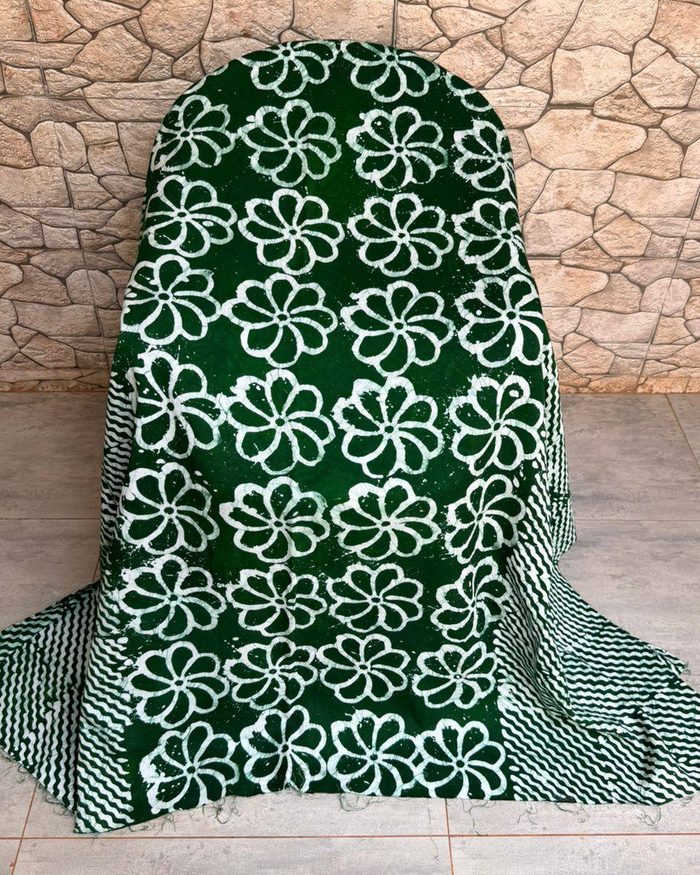 Tissu vert à fleurs Maison Wari : le tissu
